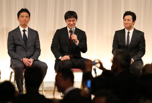 壇上で笑顔を見せるソフトバンク・和田（中央）。右は巨人・高橋監督。左は川村氏