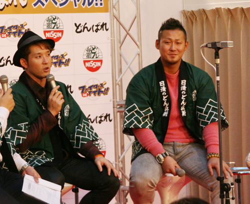 杉谷（左）と地元ラジオ局の公開放送に出演する日本ハム・中田