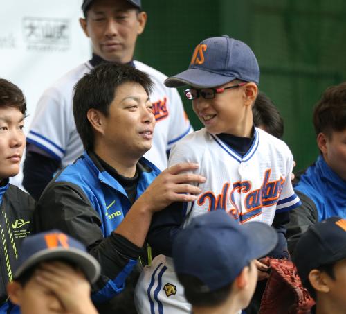 野球教室で子供たちと記念撮影する巨人・高木勇