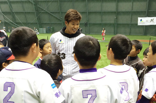１番打者の座を狙うロッテ・中村は野球教室で子供たちに笑顔で指導