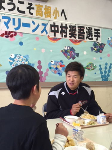小学生と一緒に給食を食べるロッテ・中村