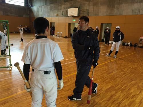顧問を務める山梨ふじやまボーイズの野球教室で指導する西武・田辺監督