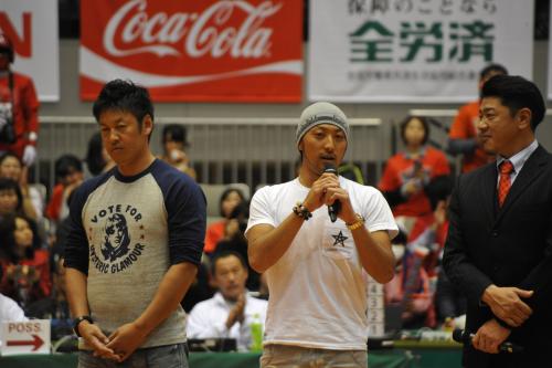 試合後、観客にあいさつする菊池（中央）。右は広島ドラゴンフライズの佐古ヘッドコーチ、左は久本