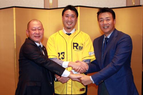 ロキテクノベースボールクラブ入団が決まった藤田投手兼任コーチ（中央）とロキテクノの伊東社長（左）。右はアドバイザーを務める与田楽天投手コーチ