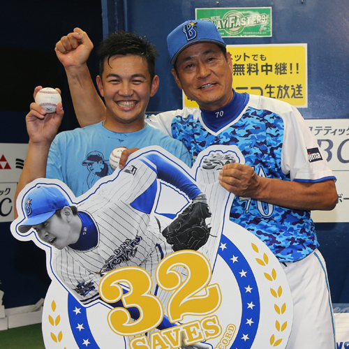 プロ野球新人記録となる今季３２セーブ目を挙げた山崎（左）と笑顔で記念写真に納まる中畑監督