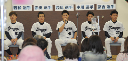 名古屋市立西部医療センターで患者の前でトークショーを行う中日・浅尾（中央）ら５選手