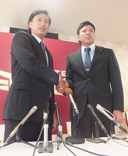 仙台市内の球団事務所でジュニアコーチ就任会見を行った楽天の永井氏（左）と西村氏