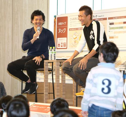 トークショーで子供からの質問に笑顔で答える松田（左）と千賀