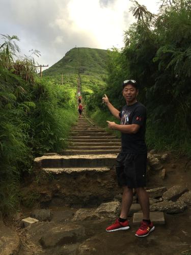 ココヘッド登山スタート地、急勾配の階段の前に立つヤクルト・田中浩