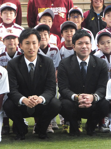 ベースボールスクールの子どもたちと記念撮影する楽天の永井氏（左）と西村氏