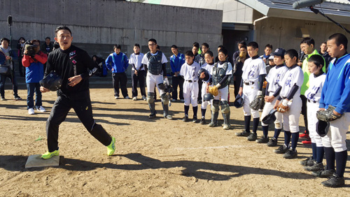 福島県川俣町を訪れ少年野球チームを指導する川崎