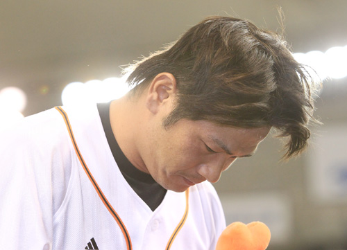 １０年４月２４日、木村さんの追悼試合となった広島戦で代打逆転満塁弾を放ち、お立ち台で号泣する谷
