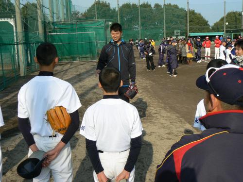 母校・大体大の少年野球野球教室で指導するインディアンス村田