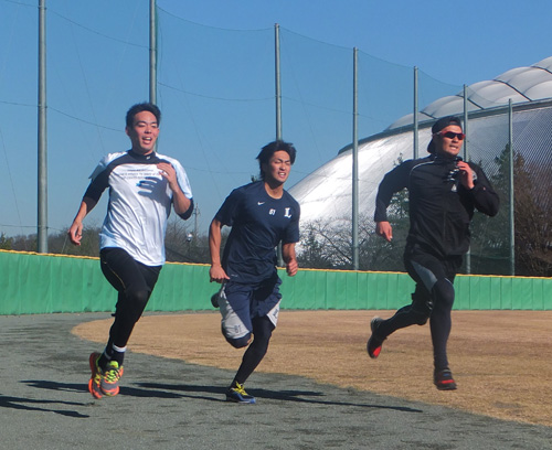 所沢市内の西武第２球場でランニングを行う西武の（左から）秋山、田代、鬼崎