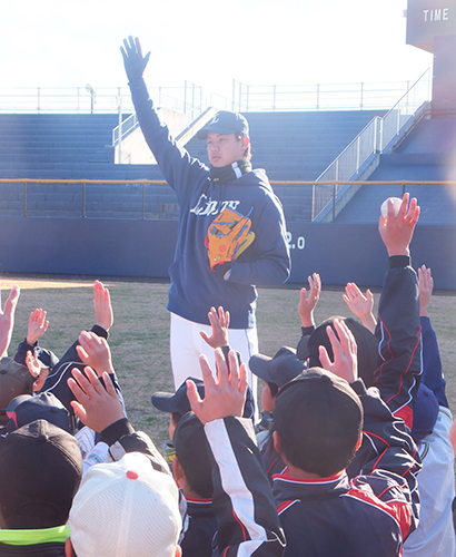 群馬県内の上毛新聞敷島球場で子どもたちに「投手が好きな人？」と質問して、一緒に手を挙げる西武・高橋光