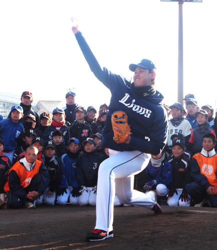 群馬県の上毛新聞敷島球場で行われた野球教室で子どもたちの前で投球を披露する西武・高橋光
