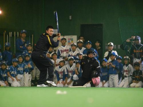 地元・日向市内で行われた宮崎県人会野球教室でバッティングを披露したマリナーズ・青木