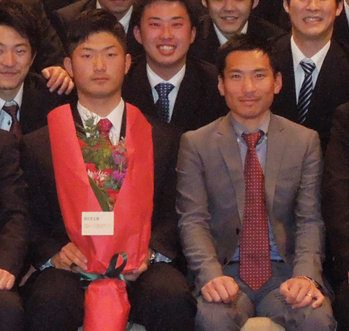 広島ドラフト１位の岡田（左）と大商大高の高橋監督