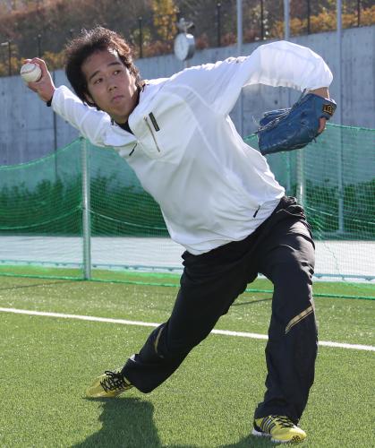 青柳は大学内の陸上競技場でキャッチボールで始動する