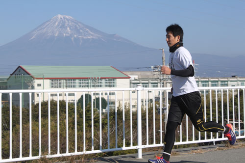 富士山を横目にランニングする岩崎