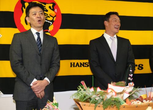 四藤球団社長（左）がチームスローガンを言い間違えて苦笑いの金本監督