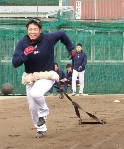 古巣・三菱重工名古屋のグラウンドでトレーニングに励む巨人・高木勇