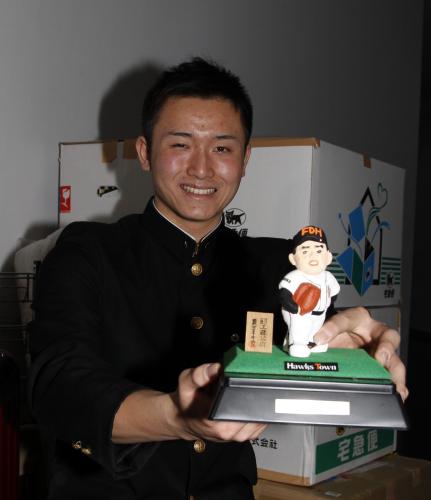 工藤監督の博多人形を寮に持ち込み笑顔のソフトバンク１位の高橋