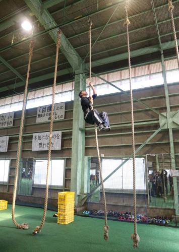 トレーニングの一環で長さ約７メートルのロープを平沢が登る