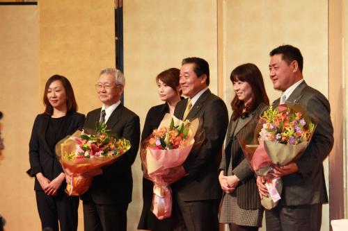 神戸市内のホテルで開かれた監督就任記念祝賀パーティーに出席した楽天・梨田監督（右から３人目）