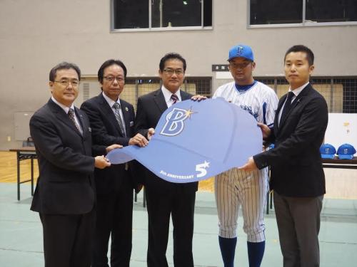 ベースボールキャップの贈呈を行う（右から）池田純球団社長と嶺井