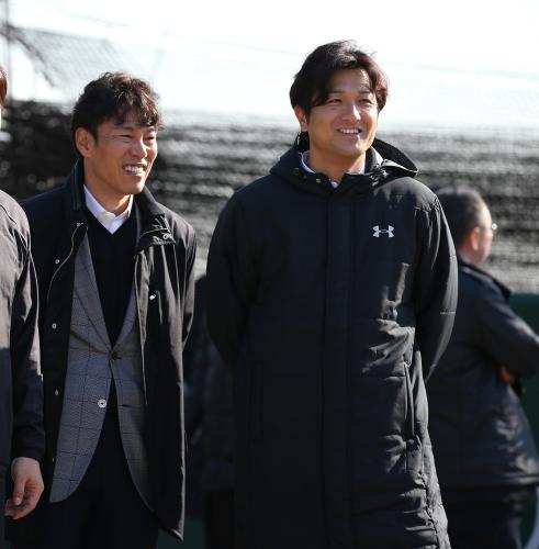 井端コーチ（左）と笑顔で自主トレを見守る高橋監督