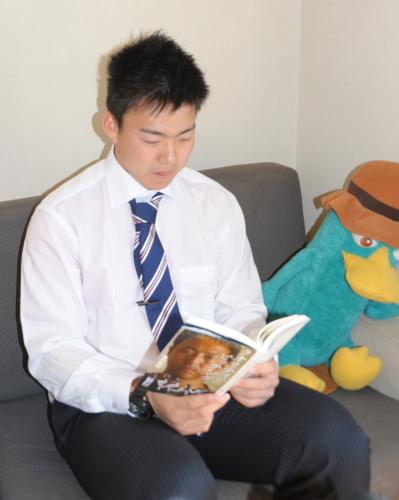 中日ドラフト１位の小笠原は昇竜館に入寮し、持参した広島・黒田の著書「クオリティピッチング」を読む