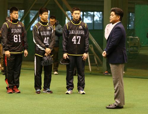 新人合同自主トレを視察し（左から）黒瀬、小沢、高橋ら新人選手に訓示する工藤監督