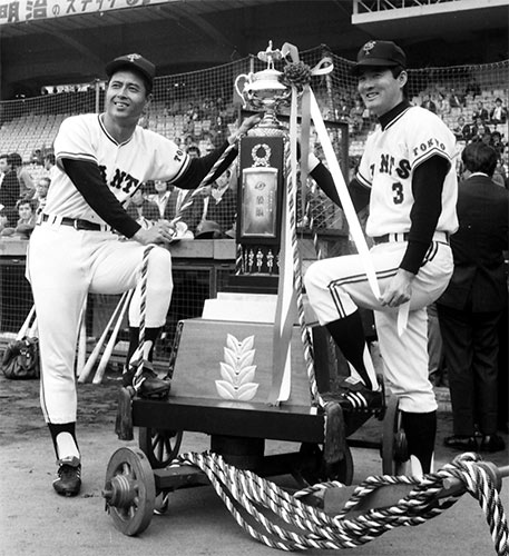 １９７３年１０月３０日、セ・リーグ優勝を果たしトロフィーをはさんで笑顔の巨人・王貞治内野手と長嶋茂雄内野手