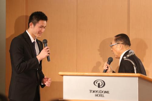 深沢弘氏（右）から話し方、インタビューへの対応を教わるソフトバンク・高橋