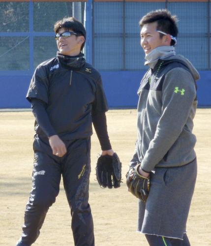 自主トレーニングの合間に笑顔を見せるＤｅＮＡの三浦（左）と山崎康