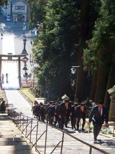 宮城県塩釜市内の塩釜神社の階段を登る楽天の立花陽三球団社長（先頭）ら職員