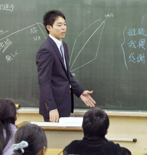 埼玉県坂戸市の小学校を訪れ、スーツ姿で教壇に立つ西武・秋山