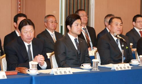 スタッフ会議に臨む（前列左から）尾花投手コーチ、高橋監督、村田ヘッドコーチ