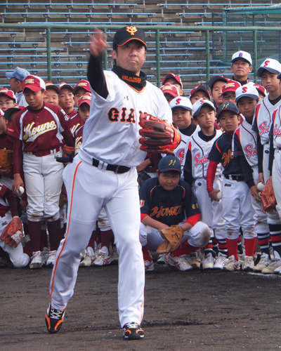 昨年１２月に佐賀県内で行われた野球教室で子どもたちに指導する元巨人の古城氏
