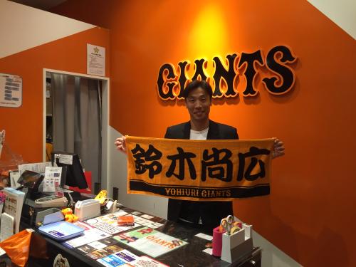 東京ソラマチの球団直営店でサイン会を行った巨人・鈴木