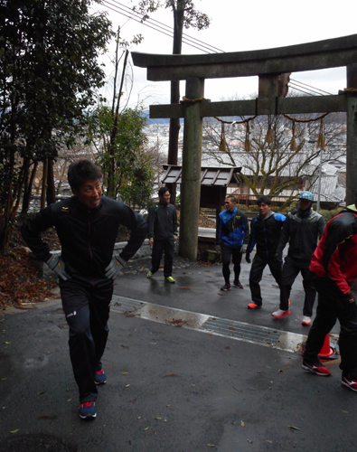 山科神社での坂道ダッシュの途中、苦悶の表情を浮かべる藤田（左）