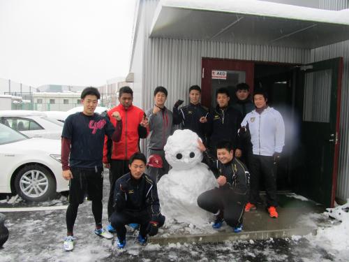 雪だるまの前で記念撮影するオコエ（後列左から２番目）ら楽天新人選手