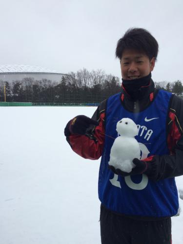 一面が雪に覆われた西武第二球場で雪だるまを持つ西武のドラフト１位・多和田