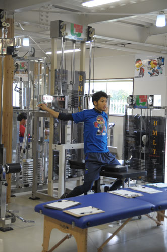 鳥取市内のトレーニング研究施設「ワールドウィング」で自主トレする中日・又吉