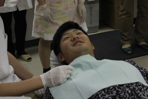 歯科検診を受ける広島のドラフト１位、岡田