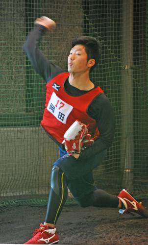 ２度目のブルペンで力強い投球を披露する広島ドラフト１位の岡田
