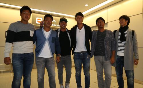 グアム自主トレから帰国した（左から）巨人・岡本、村田、長野、坂本、実松、和田