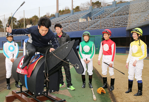 訓練用木馬に乗りムチを打つ平沼。（後列左から）荻野、姫野、森、木幡、藤田