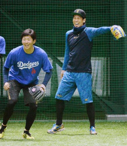 ドジャースのシャツを着た広島の大瀬良大地投手（左）と、和やかな雰囲気で練習する前田健太投手